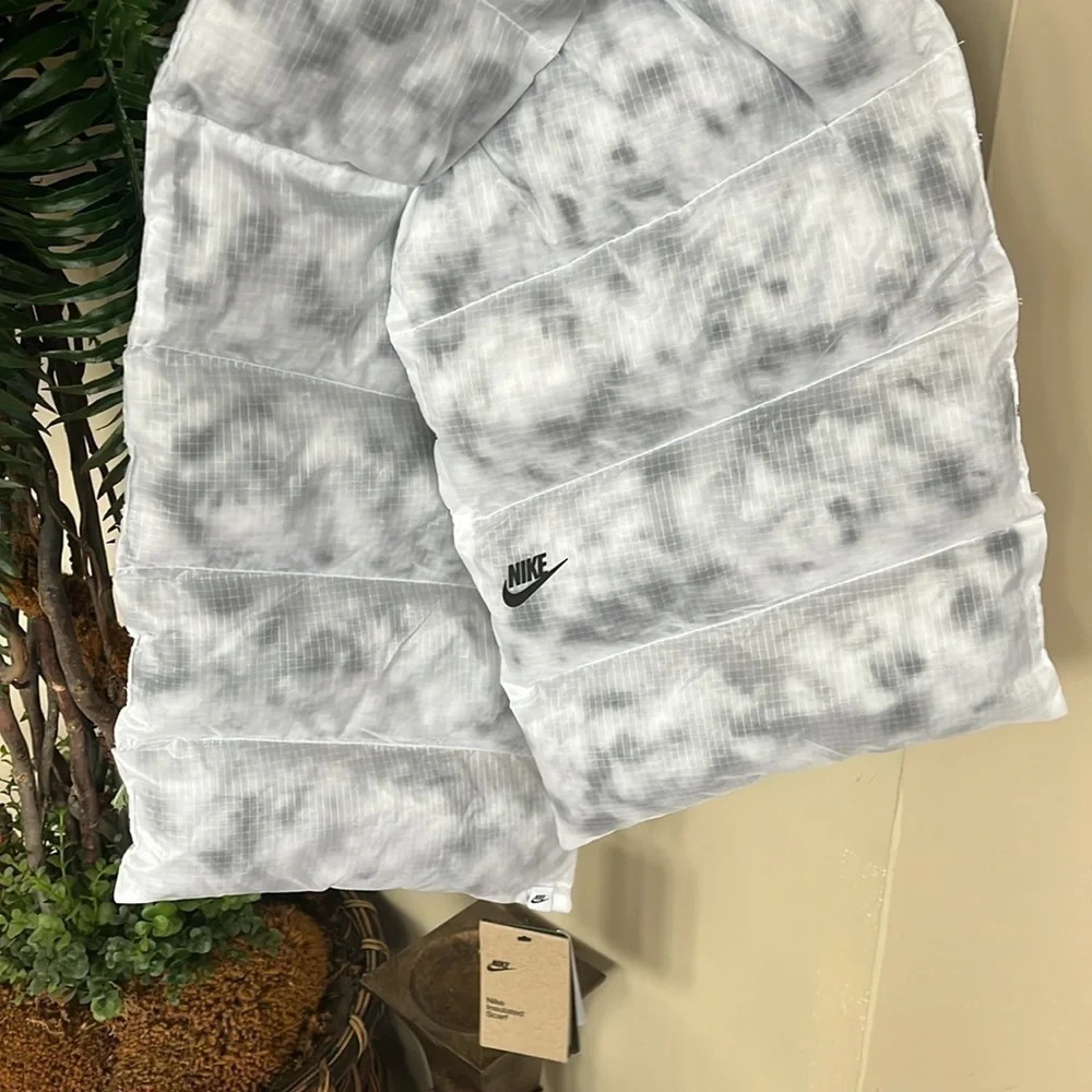 Brand New Nike Insulated Scarf Thermore Eco Down Fiber Thermal Gray White Marble